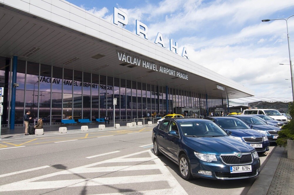 Hành khách có thể lựa chọn di chuyển về thành phố bằng taxi hoặc dịch vụ xe đưa đón riêng 
